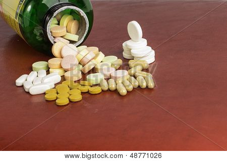 Diversi tipi di Medicine e di vitamine