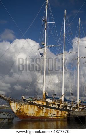 Velho navio enferrujado de altura