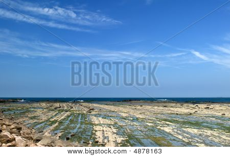 Green Rock Land en blauwe hemel