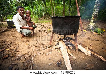 BERDUT, Malesia - APR 8: Non identificato bambino Orang Asli nel suo villaggio su 8 aprile 2013 in Berdut, Mal