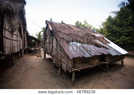 BERDUT, Malesia - APR 8: Case nel villaggio di Orang Asli - gli aborigeni della Malesia su 8 aprile 2013 i