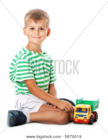 Menino com um brinquedo