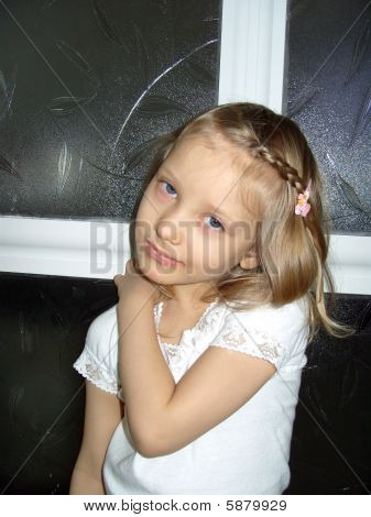 Un enfant est en attente à la porte est fermée
