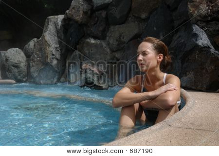 수영장에서 여자입니다. 열 소스입니다. 에콰도르