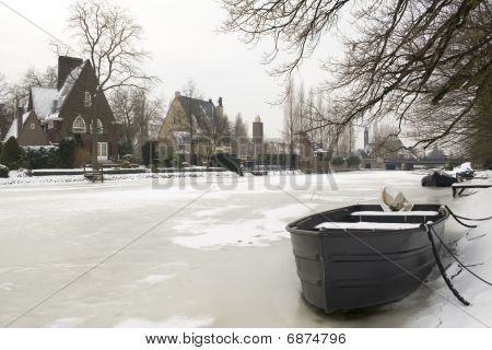 Escena de invierno en el distrito de Villa en Amsterdam