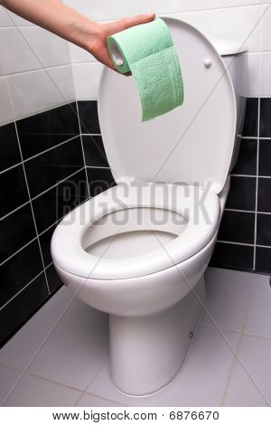 Mano con carta igienica