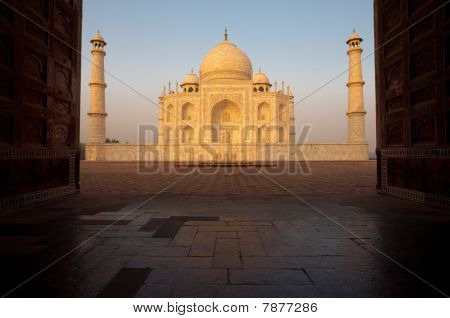 leere Taj Mahal Sonnenaufgang über gateway