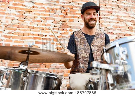 A street muscian playing drums