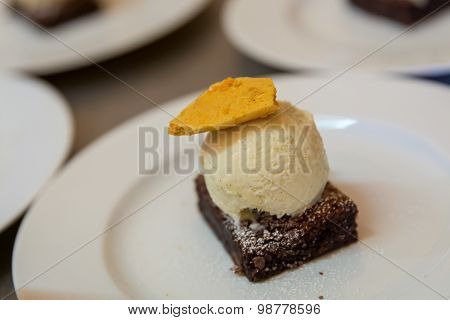 Icecream Brownie With Honeycombe