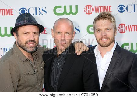 LOS ANGELES - JUL 28: Enrico Colantoni, Hugh Dillon & David Paetkau ankommer på CBS Summer tryk