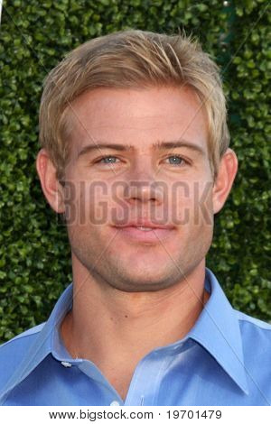 LOS ANGELES - 28 JUL: Trevor Donovan arriveert op de 2010 CBS, The CW, Showtime Summer Press Tour Pa