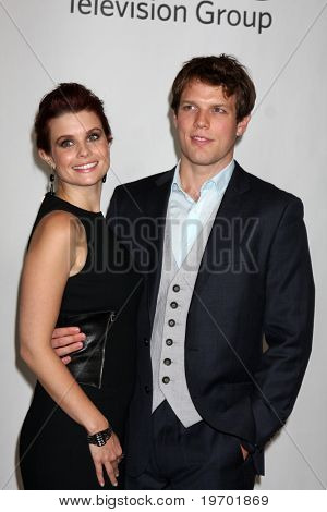 LOS ANGELES - 1 สิงหาคม: Lacy Jake & การ์เซีย JoAnna arrive(s) ที่งานปาร์ตี้ 2010 ABC ร้อนกดทัวร์