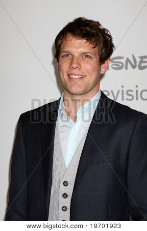 LOS ANGELES - 1 สิงหาคม: Jake Lacy arrive(s) ที่พรรคทัวร์ข่าวร้อนของ 2010 ABC ที่ Beverly Hilt