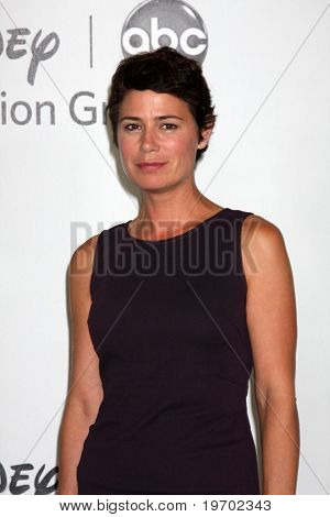 LOS ANGELES - 1. srpna: Maura Tierney arrive(s) večírku 2010 ABC letní Press Tour v Beverly 