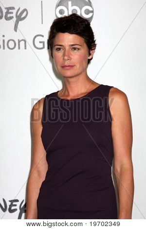 LOS ANGELES - 1. srpna: Maura Tierney arrive(s) večírku 2010 ABC letní Press Tour v Beverly 