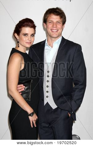 LOS ANGELES - 1 สิงหาคม: Lacy Jake & การ์เซีย JoAnna arrive(s) ที่งานปาร์ตี้ 2010 ABC ร้อนกดทัวร์