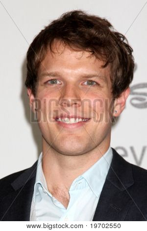 LOS ANGELES - 1 สิงหาคม: Jake Lacy arrive(s) ที่พรรคทัวร์ข่าวร้อนของ 2010 ABC ที่ Beverly Hilt
