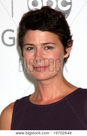 LOS ANGELES - 1. srpna: Maura Tierney arrive(s) večírku 2010 ABC letní Press Tour v Beverly 