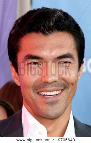 LOS ANGELES - 30 de JUL: Ian Anthony Dale llega a la fiesta del Tour 2010 NBC verano prensa en Beverly 