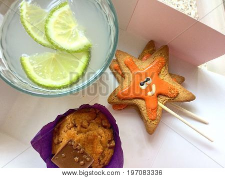 Ultimate good mood kit - Muffin, gin & tonic + ginger bread star