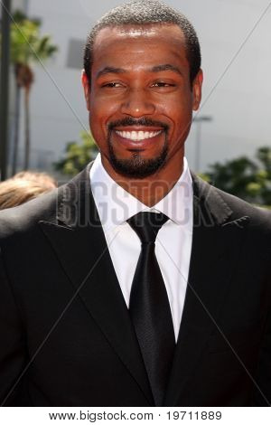 LOS ANGELES - AUG 21: Esajas Mustafa ankommer i 2010 kreative Primetime Emmy Awards på Nokia T