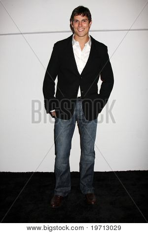 LOS ANGELES - 27 de AUG: Sean Faris llega en el arte de Elíseo 2 º evento anual de Génesis en el St de la leche