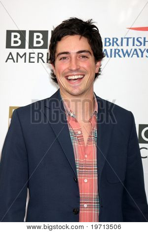 LOS ANGELES - 27 ago: Ben Feldman arriva presso il tè di Emmy 2010 BAFTA al Century Plaza Hotel su Augu
