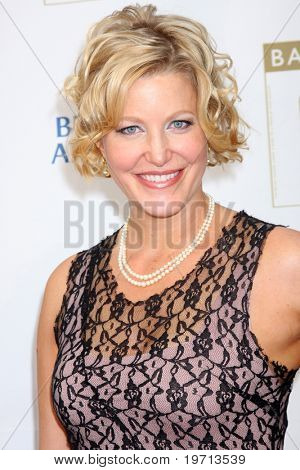 Los Angeles aug 27: Anna Gunn kommt in der 2010 Bafta Emmy-Tee im Jahrhundert Plaza Hotel auf august