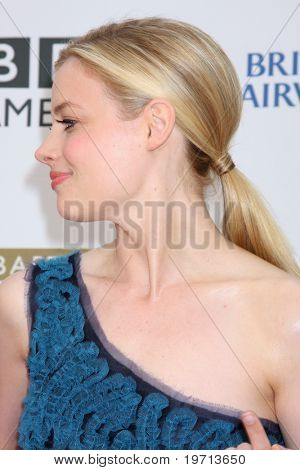LOS ANGELES - AUG 27: Gillian Jacobs přijde na čaj Emmy BAFTA 2010 v hotelu Plaza století na A