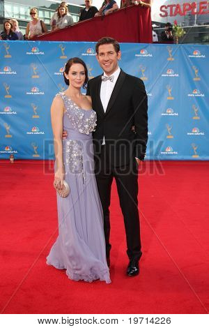  LOS ANGELES - AUG 29: John Krasinski, Emily Blunt megérkezik a Nokia Theate 2010 Emmy-díj