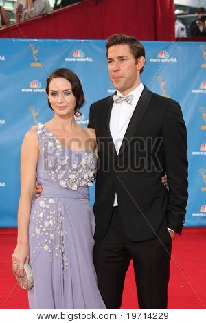 LOS ANGELES - AUG 29: John Krasinski, Emily Blunt megérkezik a Nokia Theate 2010 Emmy-díj
