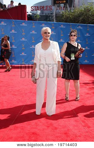LOS ANGELES - 29 de AUG: Sharon Gless llega a los premios Emmy de 2010 en el Teatro Nokia en LA Live on A