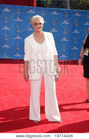 LOS ANGELES - 29 de AUG: Sharon Gless llega a los premios Emmy de 2010 en el Teatro Nokia en LA Live on A