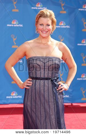 LOS ANGELES - 29.08.2009: Anna Gunn kommt bei den 2010 Emmy Awards im Nokia Theater, LA Live auf Augu