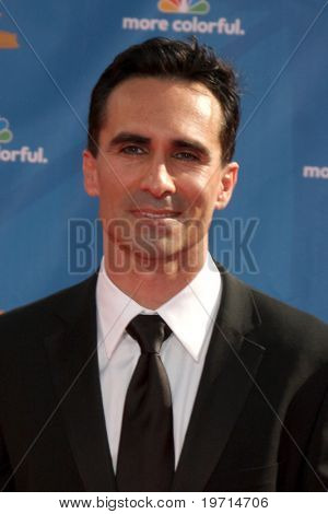  LOS ANGELES - 29 aug: เนสเตอร์คาร์โบเนลล์มาที่รางวัลเอ็มมี 2010 ที่โรงละครโนเกียที่ LA Live