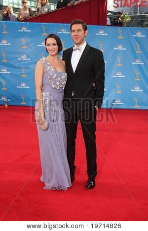  LOS ANGELES - AUG 29: John Krasinski, Emily Blunt érkezik a Nokia Színház 2010 Emmy-díj