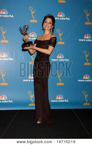  LOS ANGELES - Elo 29: Archie panjabin lehdistöhuoneessa 2010 Emmy Awards Nokia Theater