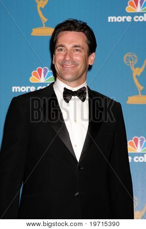  LOS ANGELES - 29 août: Jon Hamm dans la salle de presse à la 2010 Emmy Awards au Nokia Theater à LA Li