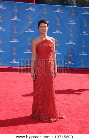  LOS ANGELES - AUG 29: Maura Tierney dorazí na Emmy Awards 2010 v Nokia Theatre v LA Live na
