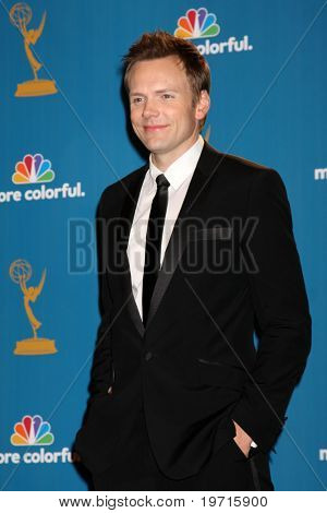  LOS ANGELES - 29 agosto: joel McHale in sala stampa al 2010 Emmy Awards al Nokia Theater presso LA