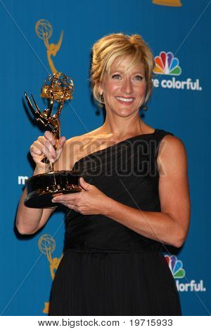  Los Angeles aug 29: Edie Falco im Drucksaal bei der 2010 Emmy awards am Nokia-Theater La 