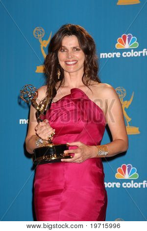  LOS ANGELES - AUG 29: Julia Ormond i presserummet på 2010 Emmy Awards på Nokia Theater på L