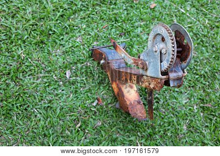 The Old damaged pulley in the garden.