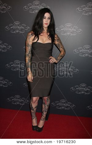 LOS ANGELES - 2 Wrzesień: Kat Von D przybywa na otwarcie galerii Wonderland w krainie czarów Galeria na S