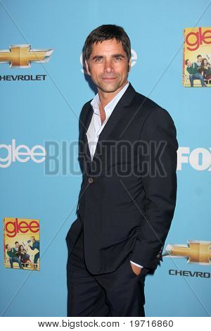 LOS ANGELES - SEP 7: John Stamos přijíždí na GLEE Premiere Screening & Party - sezóna 2 na Param