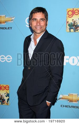 LOS ANGELES - SEP 7: John Stamos přijíždí na GLEE Premiere Screening & Party - sezóna 2 na Param