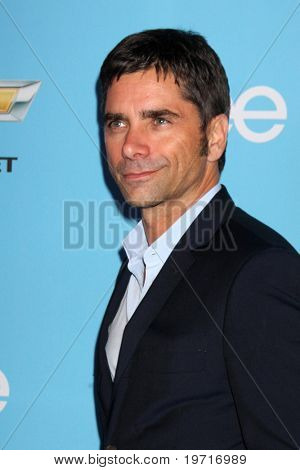 LOS ANGELES - SEP 7: John Stamos přijíždí na GLEE Premiere Screening & Party - sezóna 2 na Param