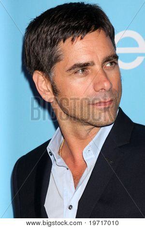 LOS ANGELES - SEP 7: John Stamos přijíždí na GLEE Premiere Screening & Party - sezóna 2 na Param