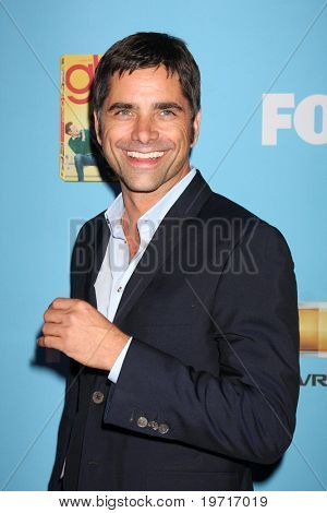 LOS ANGELES - SEP 7: John Stamos přijíždí na GLEE Premiere Screening & Party - sezóna 2 na Param