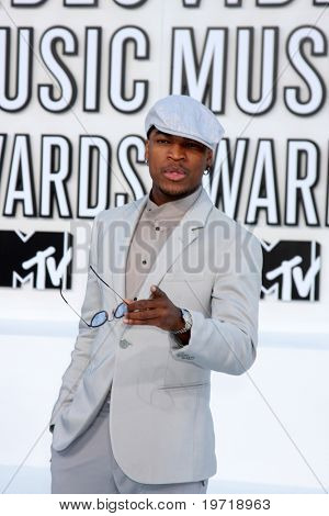LOS ANGELES - WRZ 12: Ne-Yo przybywa w 2010 MTV Video Music Awards w Nokia - LA Live na Septe